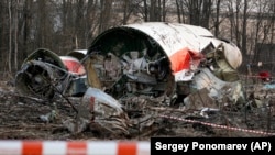 Rrënojat e avionit presidencial polak që u rrëzua në Smolensk, në Rusi, më 10 prill 2010. Të 96 personat në bord vdiqën, përfshirë presidentin polak Lech Kaczynski, shefin e Shtabit të Përgjithshëm polak dhe dhjetëra zyrtarë ushtarakë, ligjvënës, klerikët dhe të tjerët.