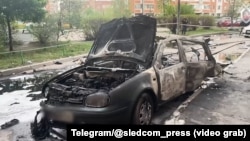 Балашиха шаарынын чет жакасында жарылган “Фольксваген Гольф” автоунаасынын калдыгы, 25-апрель, 2025-жыл. 