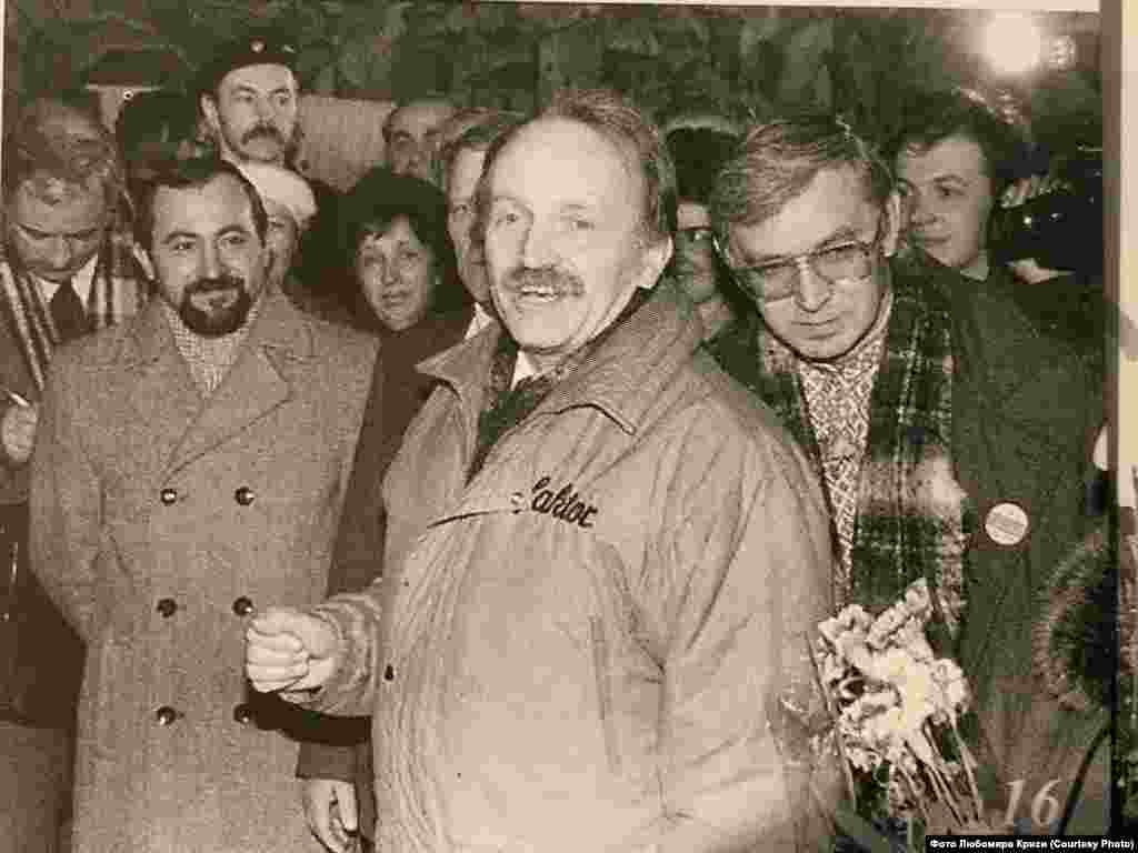 Vyacheslav Chornovil ishte rrethuar nga gazetarët në Lviv, teksa kombi votonte. Chornovil ishte politikan i shquar ukrainas dhe disident sovjetik, i cili kishte themeluar Lëvizjen Popullore të Ukrainës, e cila ishte angazhuar për reforma dhe sovranitet më të madh. Pas shumë vitesh përndjekjeje politike dhe arrestimeve të shumta, ai arriti të garonte si kandidat për president.