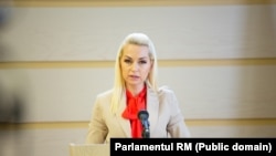 Vicepreședinta Partidului Șor, Marina Tauber, a fost lipsită de imunitate parlamentară și reținută pe 21 iulie, aflându-se în arest preventiv la Penitenciarul nr. 13 din Chișinău.