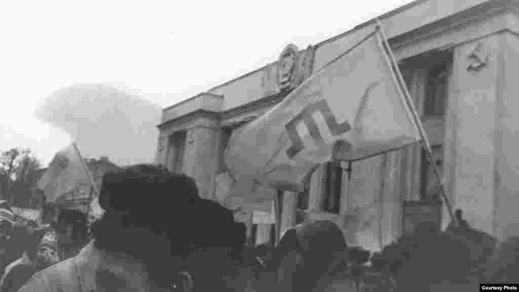 1991 senesi sentâbr ayı. Qırımtatar bayrağı Ukraina Yuqarı Radası binası ögünde yelpirey. O zaman Qırımdan faaller millet vekilerinden qırımtatar halkhınıñ devletçiligini ğayrıdan tiklemege ve Meclisni bir temsiliy organ olaraq kibi qabul etmege talap ete ediler. Soñra piketler qırımtatarlar içün timsaliy olğan «Kyiv-92» aktsiyağa çevirildi