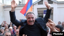 Armenia - Opposition leader Sasun Mikaelian receives a hero's welcome after being released from prison, 27May2011.