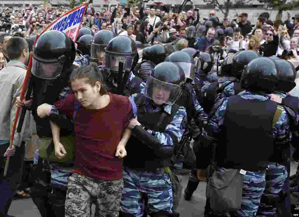 Мәскеудің Тверской көшесінде ұсталған шерушінің бірі. 