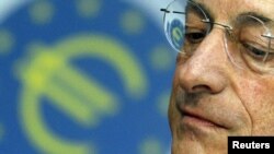 Preşedintele Băncii Centrale Europene Mario Draghi vorbind presei la Frankfurt, joi 6 septembrie 2012