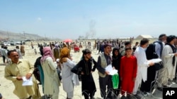 Sute de oameni adunați la aeroportul din Kabul 17 august 2021.