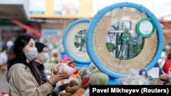 Алматыдағы базарлардың бірі.