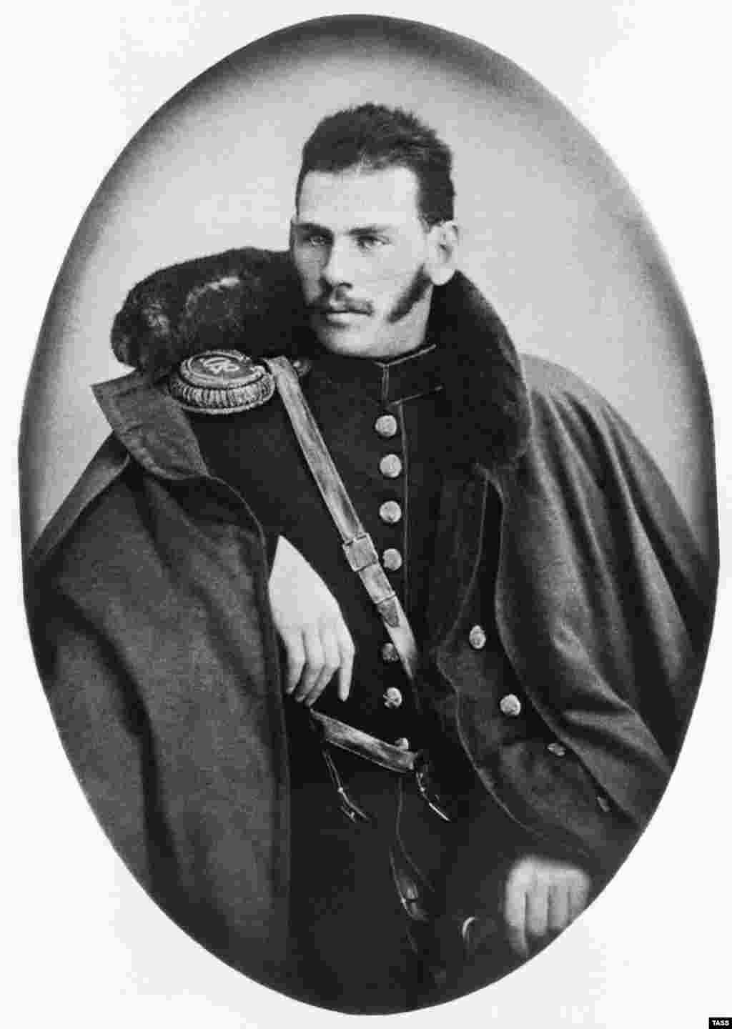 Толстой в военной форме, 1854 год. В юные годы, до службы в царской армии, Толстой увлекался азартными играми, алкоголем, девушками. Оказавшись в армии, он безупречно служил на Кавказе и участвовал в Крымской войне. Этот снимок был сделан во время Крымской войны. 