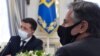 Antony Blinken (jobbra) Volodimir Zelenszkij ukrán elnökkel Kijevben, 2021. május 6-án.