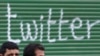Arap dünýäsindäki aktiwistler öz protestleri barada aýtjak zatlaryny ile ýetirmek, käbir halatlarda hem üýşmeleňlerini koordinirlemek üçin Twitter we beýleki sosial mediadan peýdalanypdylar.