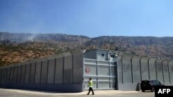 Kampi i refugjatëve në Gjadër të Shqipërisë, në kuadër të marrëveshjes me Italinë.