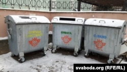 Новыя кантэйнэры на сьмецьце ў гарадзенскім падворку