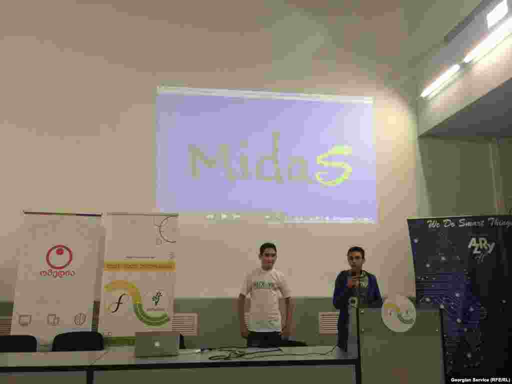 MidaS - მიდასი თამაშია, რომლის მთავარი პერსონაჟი ყველაფერს ოქროდ აქცევს. მოთამაშის გამოწვევა შემდეგია: თქვენ უნდა მოახერხოთ მოიხსნათ ჯადო, რომლის გამოც პერსონაჟი ყველაფერს, რასაც ეხება, აქცევს ოქროდ, რომელსაც ამ თამაშში არავითარი ღირებულება არა აქვს. თქვენი მიზანია, მოახერხოთ და მიაღწიოთ პრინცესამდე, თუმცა აქამდე მოგიწევთ ყველა ნაბიჯი ზუსტად გათვალოთ. პროექტის ავტორები არიან 14 წლის ნიკა ოთიაშვილი და 15 წლის საბა აბესაძე.