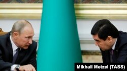 Президенты Туркменистана и России Гурбангулы Бердымухамедов и Владимиром Путин. Ашхабад. 2 октября 2017 года.