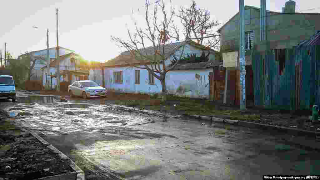 Правда, прилегла до вулиці Чехова дорога, схоже, ще не скоро побачить капітальний ремонт. Аксенов вважає, що починати ремонт треба було з околиць, «із вулиць, де люди катка ніколи не бачили»