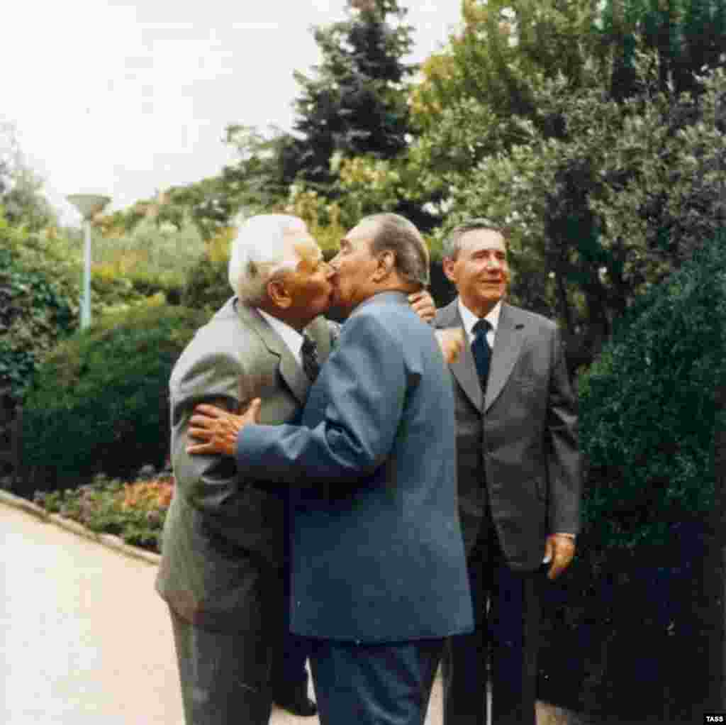 Генсек Леонид Брежнев целуется с Константином Черненко в Крыму, 1980 год.