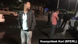 Әуезов аудандық полиция бөліміне әкелінген адам. Алматы, 11 маусым 2019 жыл.