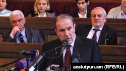 Լևոն Տեր-Պետրոսյանը ելույթ է ունենում «Հայ Ազգային Կոնգրես»-ի 2-րդ համագումարում, Երևան, 17-ը դեկտեմբերի, 2016 թ․ 