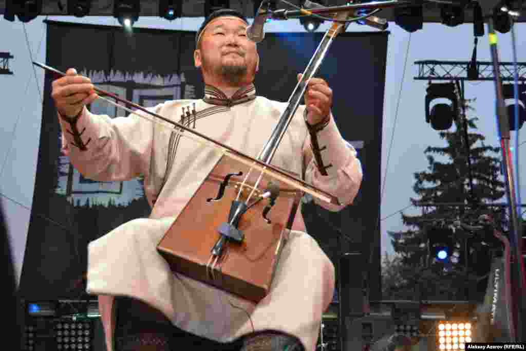 Ресейден келген Shono немесе «Бурят арландары» тобы The Spirit of Tengri фестиваліне бұған дейін де қатысқан. Топ жетекшісі Александр Архинчеев көмеймен ән салып, ұлттық саз аспаптарында ойнайды.