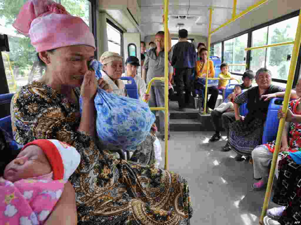 Десетици илјади етнички узбеци главно жени, деца, и постари лица избегаа од насилството во јужниот дел на Киргистан и побарале засолниште во соседната Узбекистан. Специјалниот претставник на ОН во Бишкек Мирослав Јенча вели дека нивниот број наскоро може да помине 100.000.