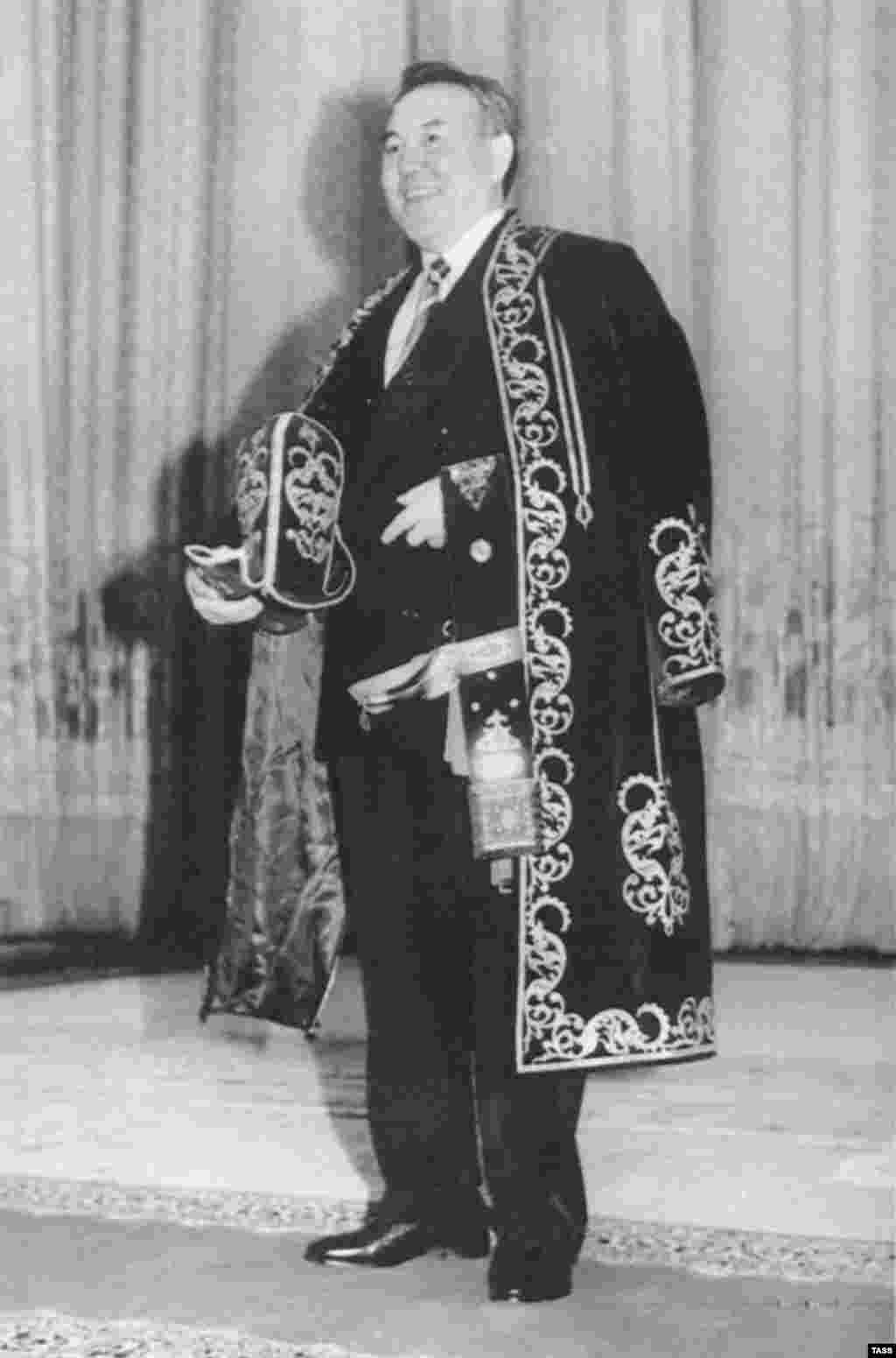 Нұрсұлтан Назарбаев Алматыда өткен алғашқы ант беру рәсімінде. 10 желтоқсан 1991 жыл. 