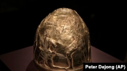 Coif scitic de aur din secolul IV î.Hr. din expoziția „Crimeea - Aurul și secretele Mării Negre”, la muzeul istoric Allard Pierson din Amsterdam, vineri, 4 aprilie 2014.