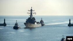 Distrugătorul american lansator de rachete USS Donald Cook, intrând în portul militar Gdynia din Polonia, aprilie 2016