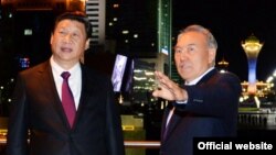 Президент Казахстана Нурсултан Назарбаев (справа) и президент Китая Си Цзиньпин во время одного из предыдущих его визитов в Астану.