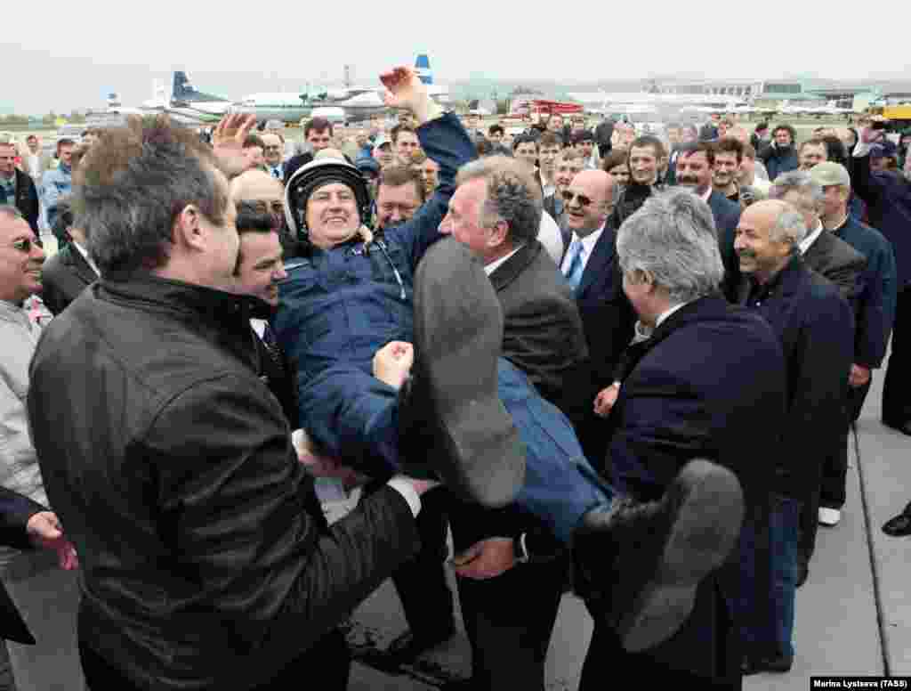Pilotul care a efectuat primul zbor Superjet este purtat pe braţe. Dar la scurt timp au început problemele pentru companie.