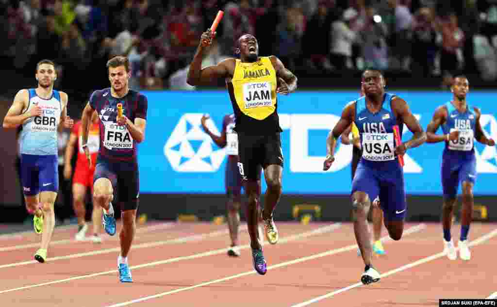 Atletičar Jusein Bolt sa Jamajke u trenutku povrede u finalu trke 4 x 100 metara na Svetskom prvenstvu u Londonu, 12. avgust 2017 (EPA-EFE/Srdjan Suki)