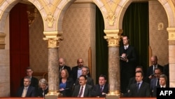 Ambasadorul SUA la Budapesta, David Pressman (al doilea din dreapta, jos), împreună cu colegi din alte democrații occidentale, și-au luat locul în galeria pentru public a Parlamentului ungar luni dimineață, așteptând un vot pentru aderarea Suediei la NATO. 