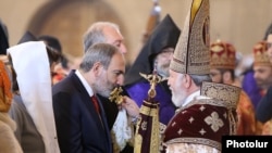 Հայաստանի վարչապետ Նիկոլ Փաշինյանը և Ամենայն Հայոց կաթողիկոս Գարեգին երկրորդը Երևանի Սուրբ Գրիգոր Լուսավորիչ մայր եկեղեցում Սուրբ Հարության Պատարագի ժամանակ, 21-ը ապրիլի, 2019թ.