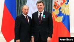 Президент Росії Володимир Путін (ліворуч) і нагороджений медаллю Пушкіна тодішній народний депутат України Сергій Ківалов, один зі співавторів «мовного закону Ківалова-Колесніченка». Москва, Кремль, 22 лютого 2013 року