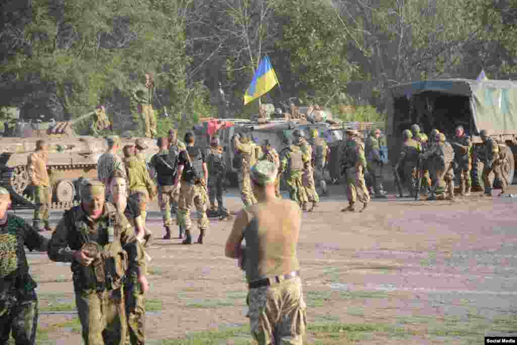  Українські військові після бою під Старогнатівкою, 10 серпня 2015 року (Фото - начмед «Госпітальєрів» Яна Зінкевич)