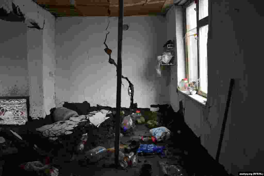 Қабырғасы жарылған мына бір үйде енді тұруға болмайтыны түсінікті. 