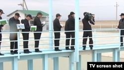 Türkmen resmileri täze suw desgasyny açýarlar. Arhiw suraty