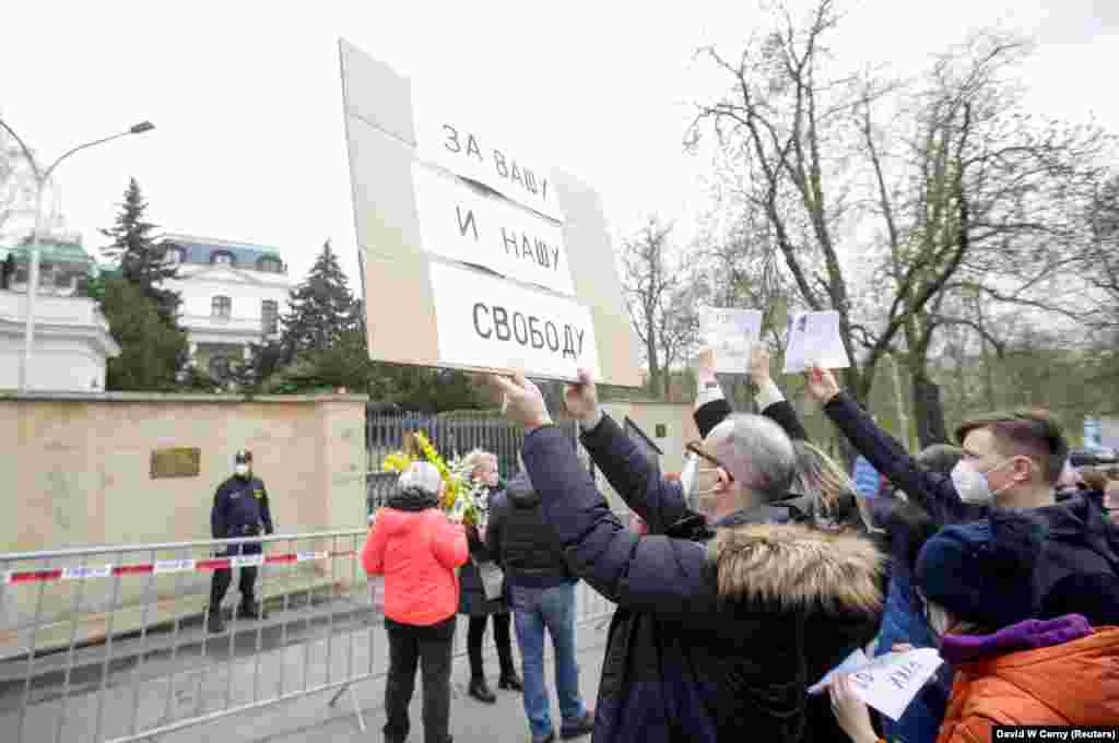 Чесите протестираа против веста за наводната руска вмешаност во експлозијата на складиштето за оружје во 2014 година пред руската амбасада во Прага на 18 април. Знакот гласи: „За твоја и за наша слобода“.