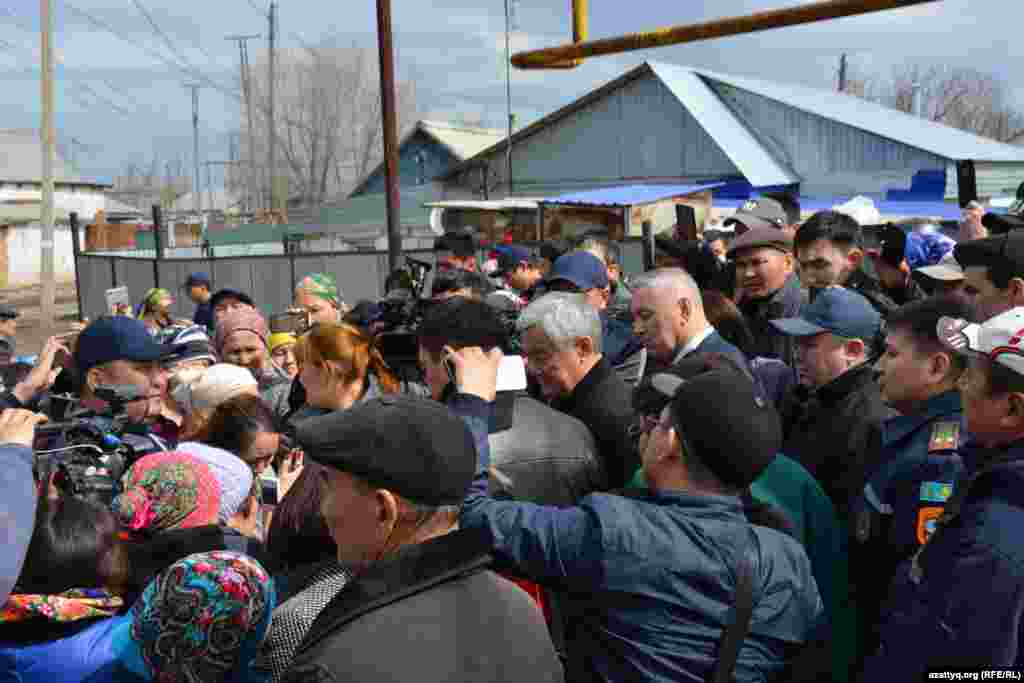 Ақтөбе облысы әкімі Бердібек Сапарбаев жиылған жұртқа "шығынды арнайы комиссия есептейтінін" айтты. Әкімнің сөзіне қарағанда, жәрдем көрсетілер алдында үйлердің заңдылығы тексеріледі. Комиссия шешімімен заңдастырылған үйлерге қатысты шешім шығарылады. Көп балалы, мүгедек, қарт кісілері бар үйлерге бірінші кезекте жәрдем көрсетіледі. "Жөндеуге жарамды үйлерге құрылыс материалдарын береміз. Мендегі мәліметтерге қарағанда, мал шығыны болмаған" дейді әкім. Ақтөбе, 18 сәуір 2017 жыл.