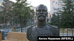 Бюст Миколи II біля будівлі підконтрольної Кремлю прокуратури Криму