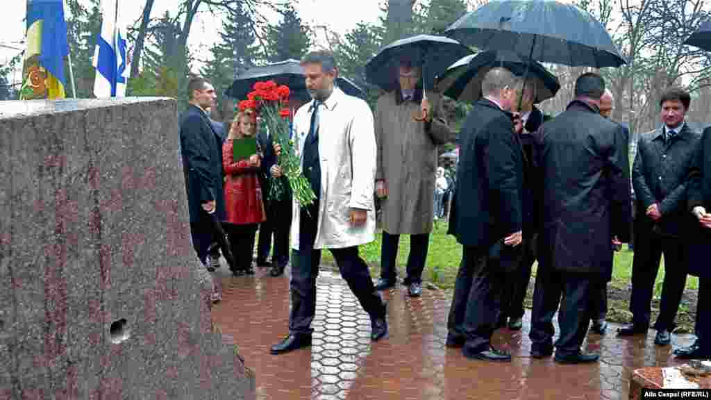 Ambasadorul României, Marius Lazurca, depune flori la monumentul Pogromului.