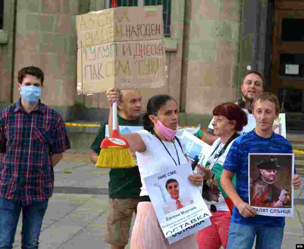 Меѓу транспарентите на протестот во Русе имаше и такви со ликот на студентот Евгени Марчев. Тој беше идентификуван како еден од демонстрантите претепан од полицијата на протестот во Софија