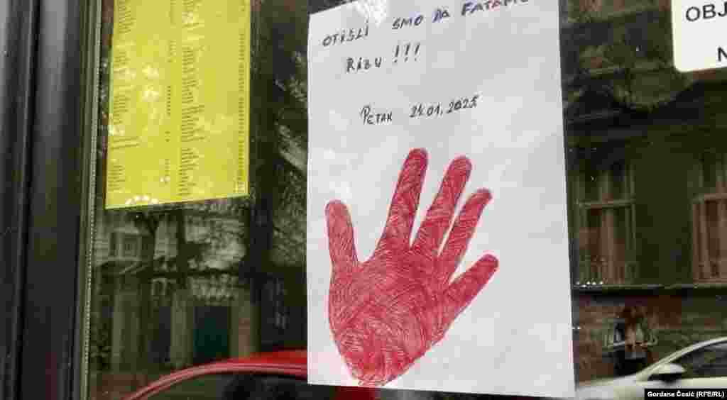 Disa biznese vendosën shenja me një dorë të kuqe - një simbol i protestës që filloi pas shembjes së strehës në Novi Sad - që simbolizon mesazhin “Duart e tua janë të përgjakura”, duke kërkuar përgjegjësi për vdekjen e 15 personave.