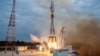 În această fotografie realizată și publicată de Agenția Spațială Rusă Roscosmos pe 11 august 2023, o rachetă Soyuz 2.1b explodează de pe rampa de lansare de la cosmodromul Vostochny.