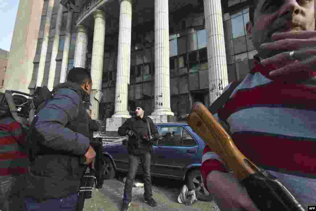 در روز نخست همه‌پرسی درگیری میان هواداران مرسی و نیروهای امنیتی به کشته شدن ۹ نفر انجامید