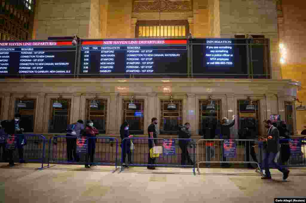 NË STACION TRENI - Njerëzit presin në rresht për të marrë vaksinat kundër COVID-19 në terminalin e Stacionit Qendror të Trenave në Menhetën, Nju-Jork, SHBA, më 12 maj 2021.