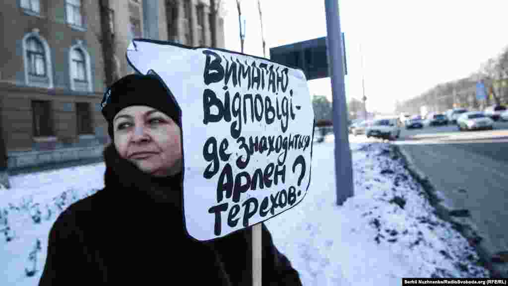Они держали плакаты, призывающие Россию расследовать факты исчезновения крымчан на полуострове с 2014 года 