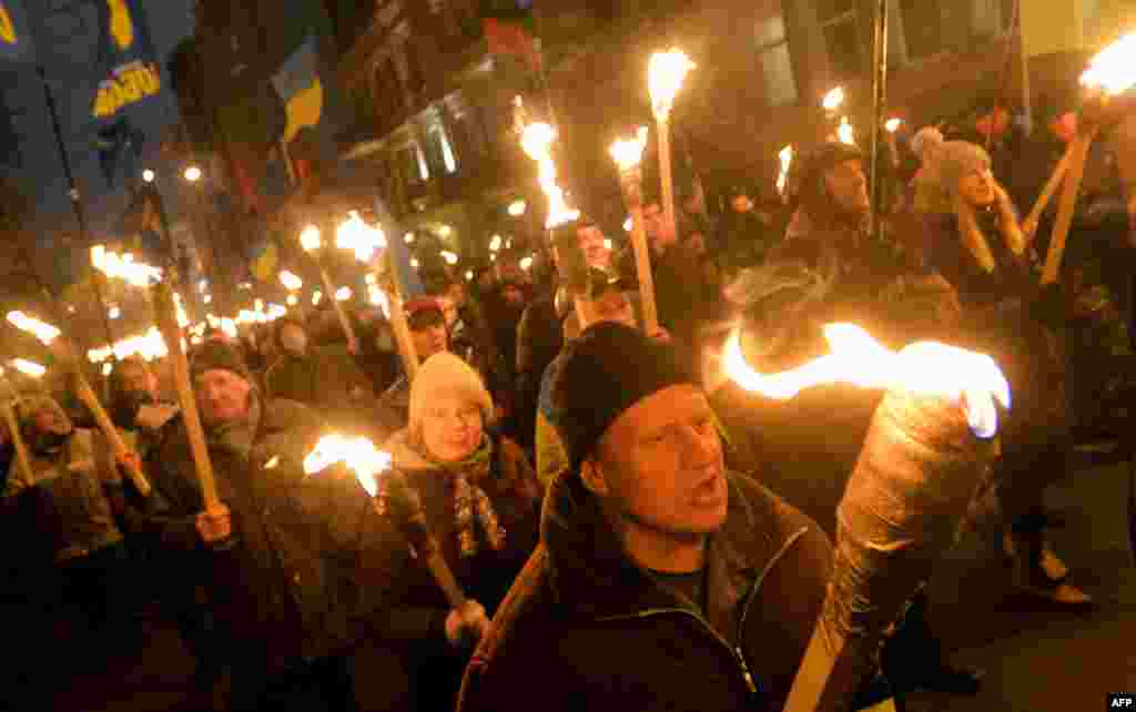 Прихильники ВО «Свобода» провели 1 січня у Києві смолоскипову ходу і мітинг з нагоди 105-ї річниці народження Степана Бандери