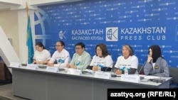 "АЭС керек емес" платформасын құрған бір топ белсенді баспасөз мәслихатын өткізіп отыр. Оңнан солға қарай: саясаттанушы Әсел Ізтаева, экологтар – Гүлсім Кәкімжанова, Қайша Атаханова, Вадим Ни, энергетика сарапшысы Әсет Наурызбаев. Алматы, 10 қыркүйек, 2024 жыл.
