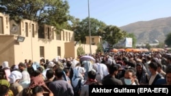 Mulțimea continuă să se îndrepte spre aeroportul din Kabul, în speranța de a pleca din Afganistan, 25 august 2021.