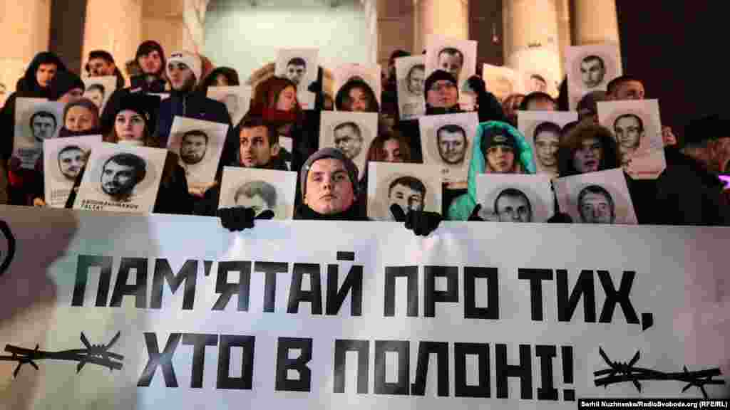 Акция &laquo;Помни о тех, кто в плену&raquo; на Майдане Независимости в Киеве. Около сотни участников&nbsp;собрались, чтобы поддержать захваченных ФСБ в Черном море украинских военных и тех, кого незаконно содержат в российских и крымских тюрьмах