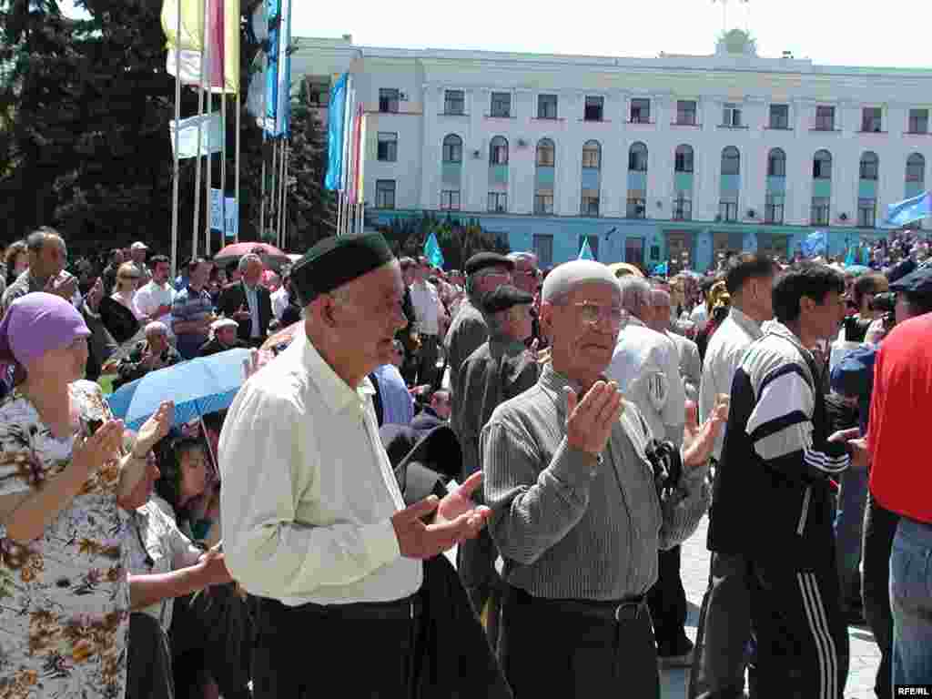 2. 2006 ел, Акмәчет, Ленин мәйданы Депортация җыеннары догадан башлана. Сөрген ул өйләрдән куып чыгару гына түгел - бик күп кешенең үлеме дә. Украина депортацияне 2015 елда геноцид дип таныды, Русиягә әлегә кадәр танымады.